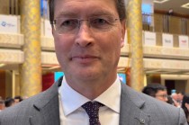 对话康林松：新一代奔驰汽车就像带轮子的机器人