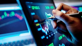 如何运用看跌期权价差比率策略？该策略有什么优势和风险？