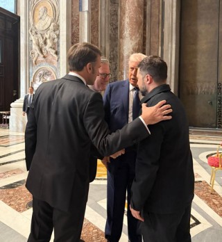 现场画面公开：泽连斯基与特朗普面对面坐在椅子上