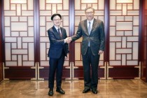 商务部部长王文涛会见韩国产业通商部长官金正官