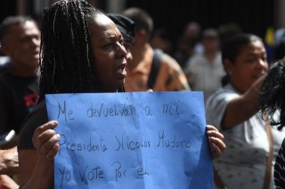 第1现场｜遭袭后的委内瑞拉：药店排队、油站关闭、民众集会抗议