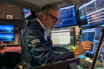 尾盘：美股继续走低 纳指下跌120点