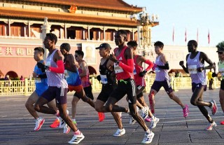 2025年北京马拉松天安门广场鸣枪起跑，3.2万余名选手同场竞技