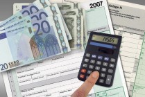 黄金价格波动与美元指数有何关联？