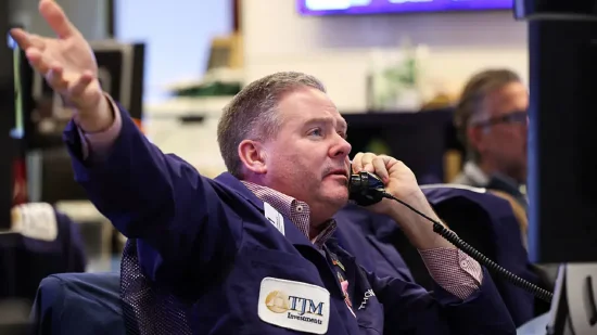 尾盘：美股走低科技股领跌 三大股指跌幅均超1%  第1张