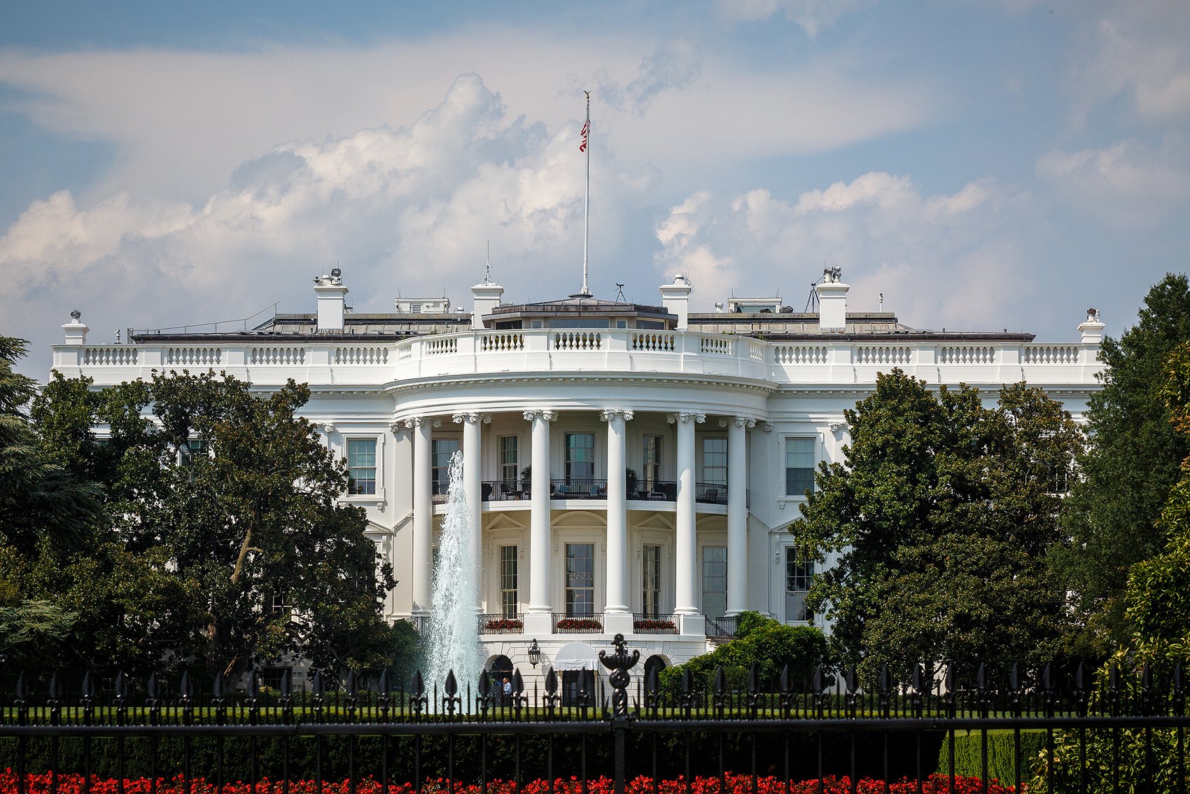 特朗普宣布进入国家紧急状态！委代总统：誓要解救马杜罗夫妇！美国： 在委美公民尽快撤离  第1张