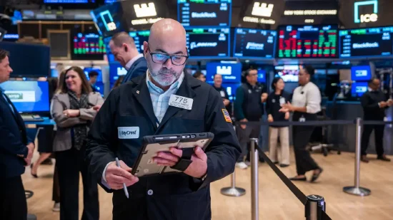 尾盘：美股走高银行股领涨 标普指数小幅上扬  第1张